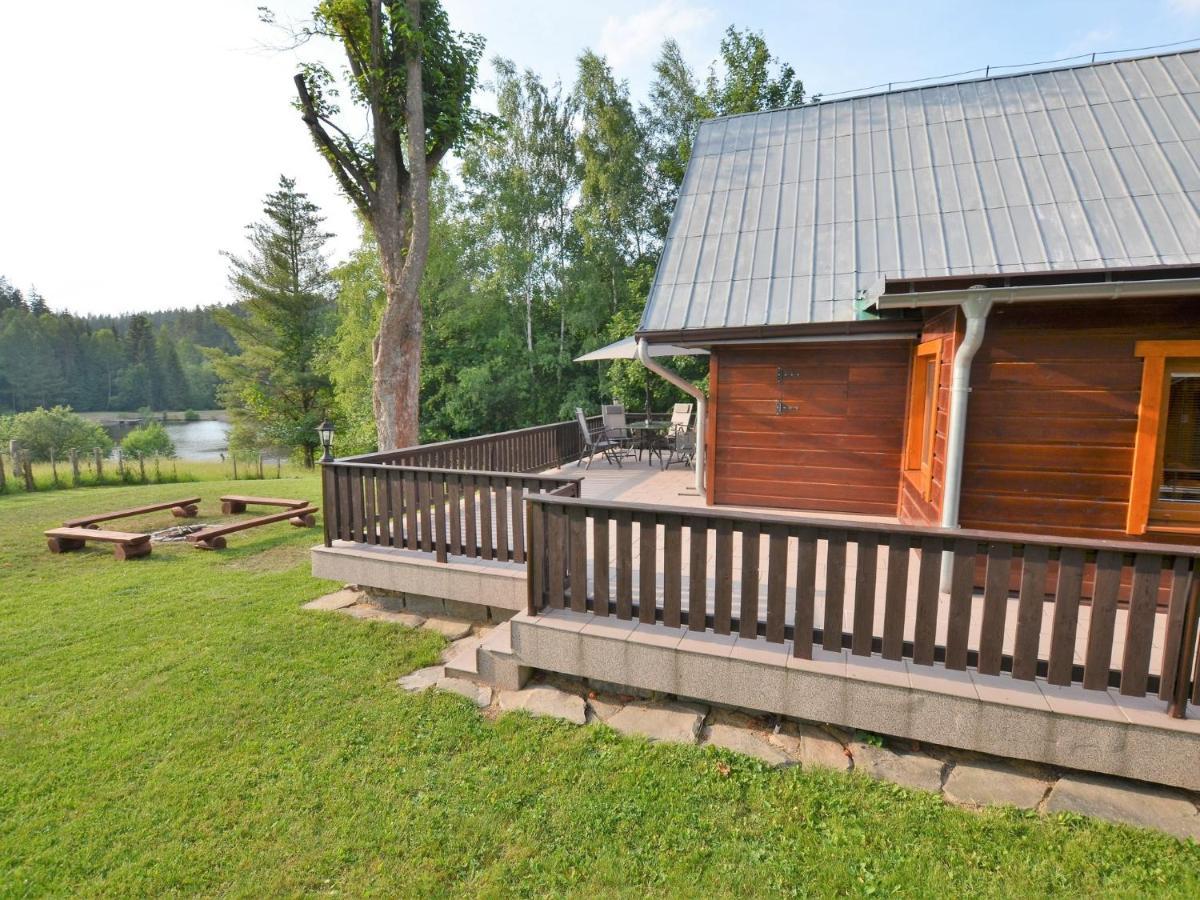 Home With Well Kept Fenced In Rice On The Shore Kyjov  Camera foto